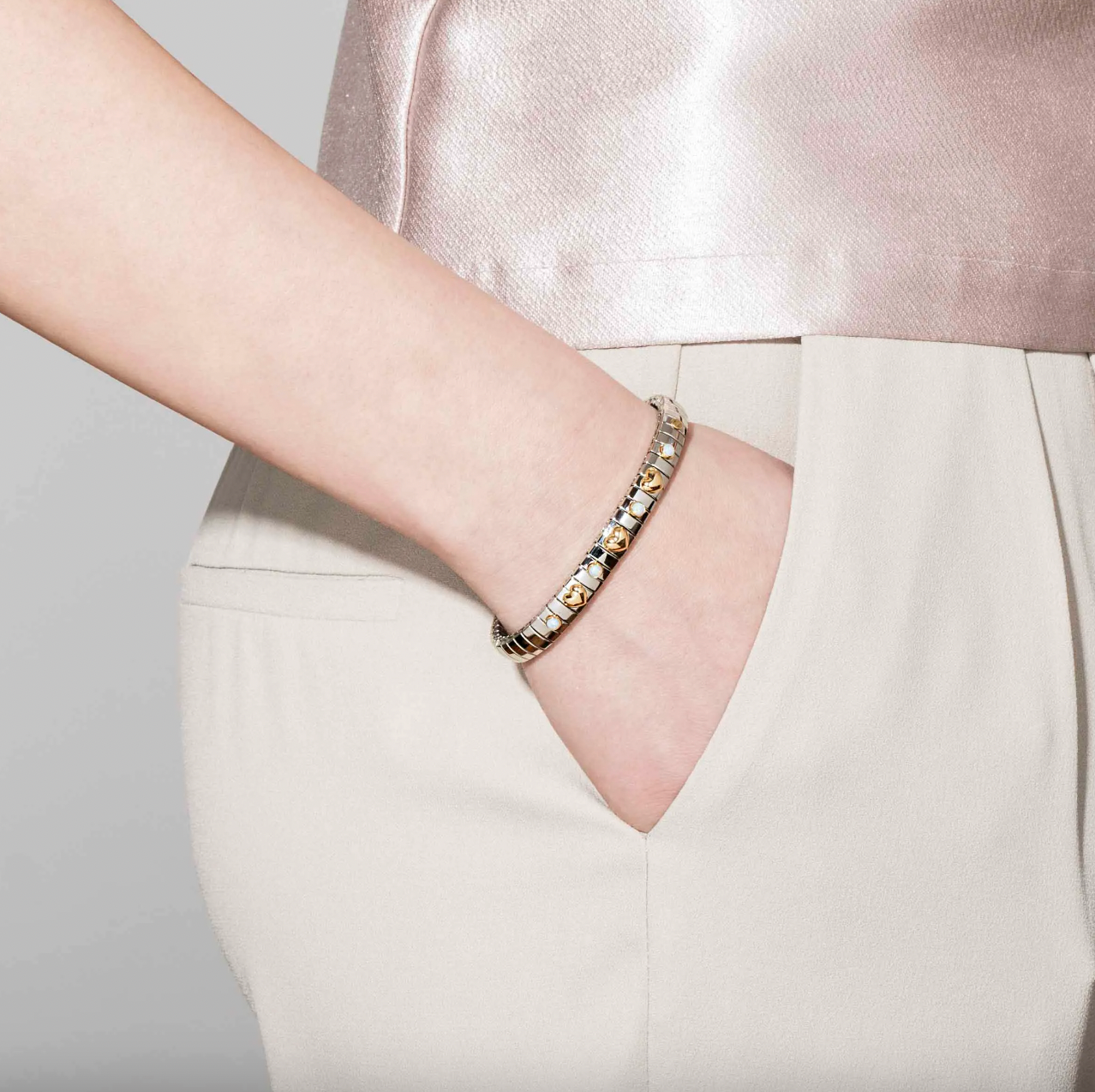 STRETCH BRACELET WITH 3 GOLD HEARTS & STONES - WHITE PEARL