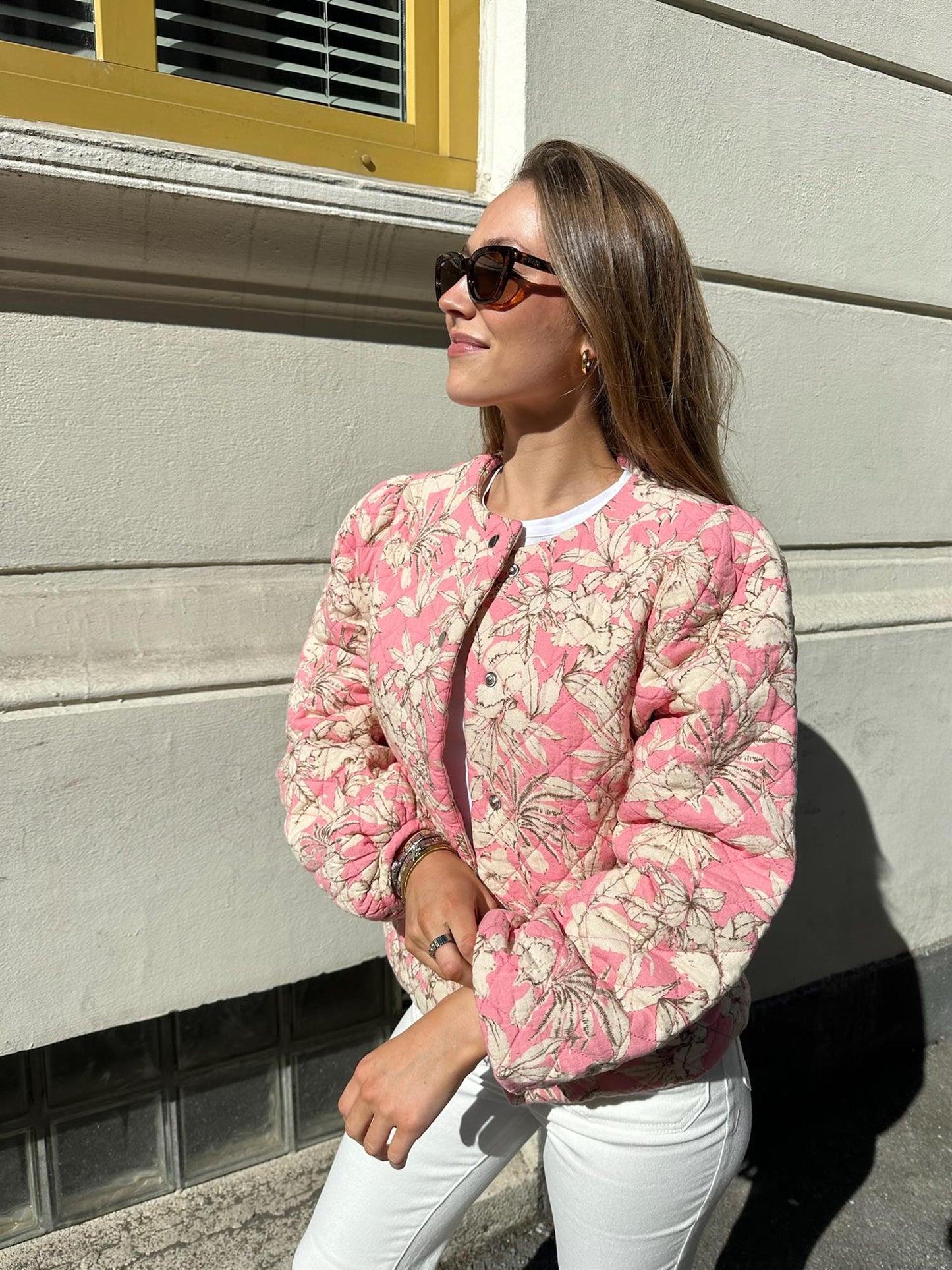 Vårjakke i quilted kvalitet i rosa med blomsterprint