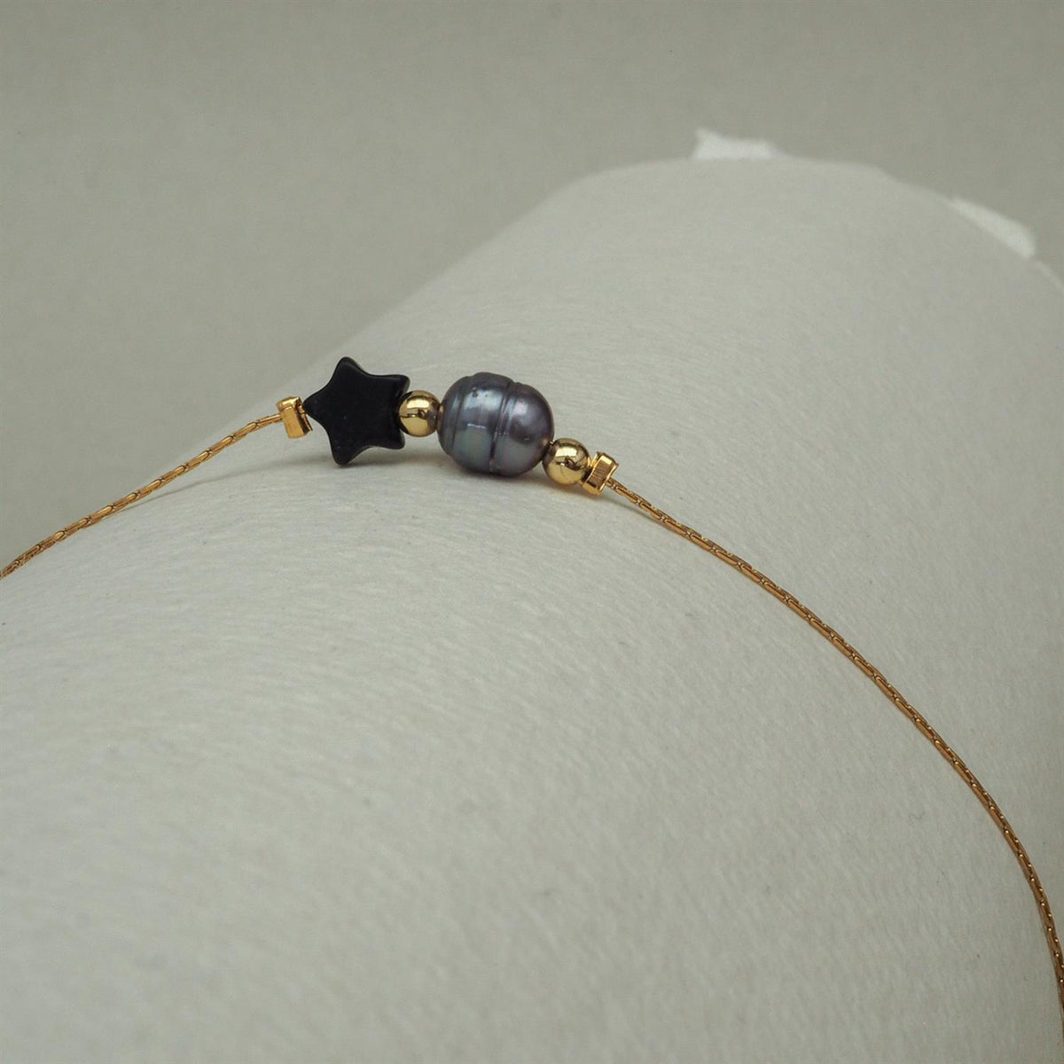 Dainty Noir Star Twist Bracelet