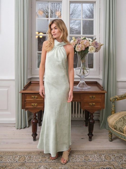 Lang satin kjole med halterneck i lys pastell mintgrønn. Perfekt til bryllup og fest