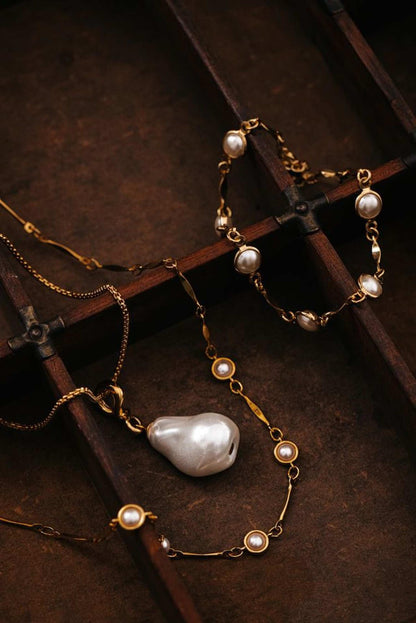 Statement Pearl Mid-length Necklace