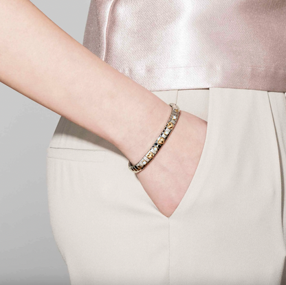 STRETCH BRACELET WITH 3 GOLD HEARTS & STONES - WHITE PEARL