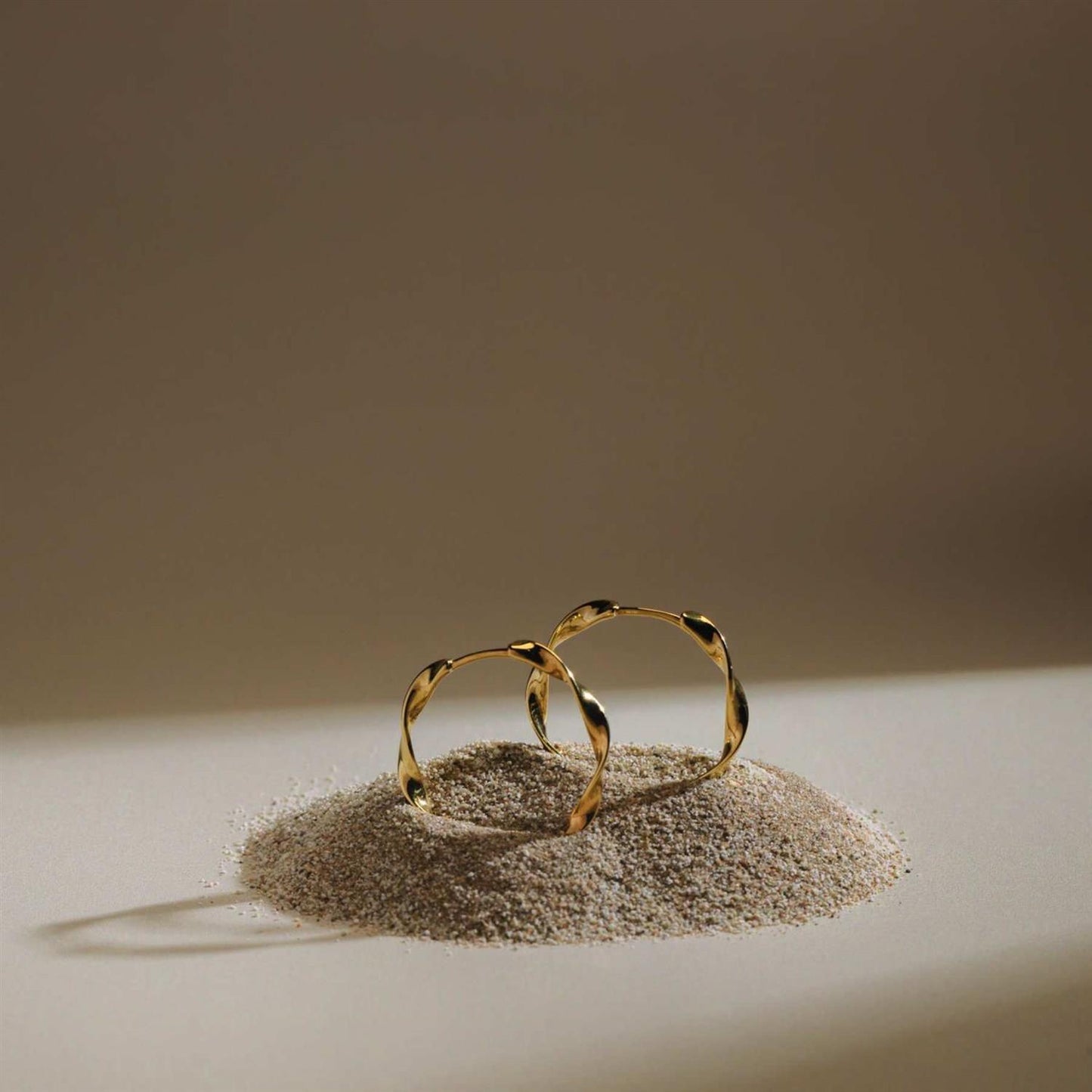 Mid size ribbon hoop earrings